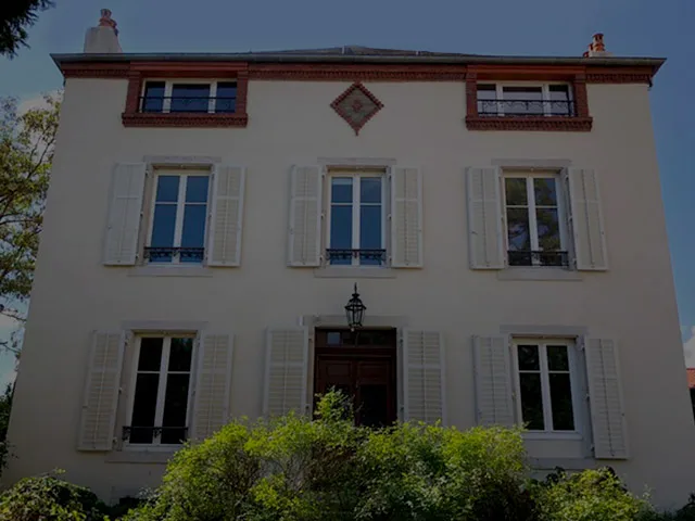 La Maison 1881 vue depuis le jardin, porte d'entrée et lanterne