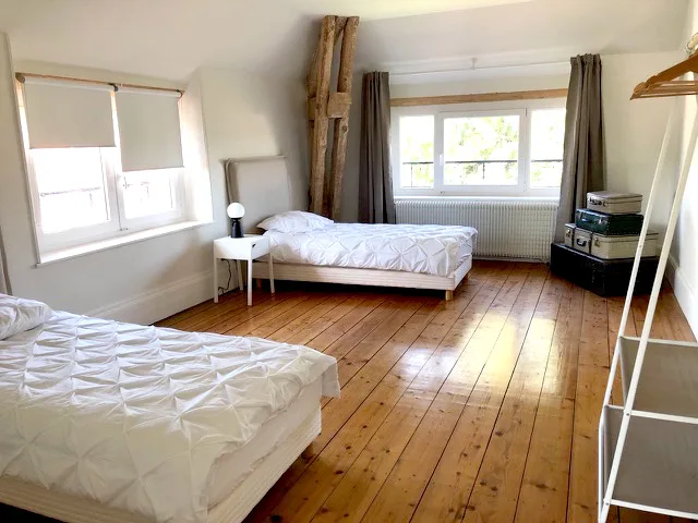 Chambre 3, deux lits simples et parquet ancien