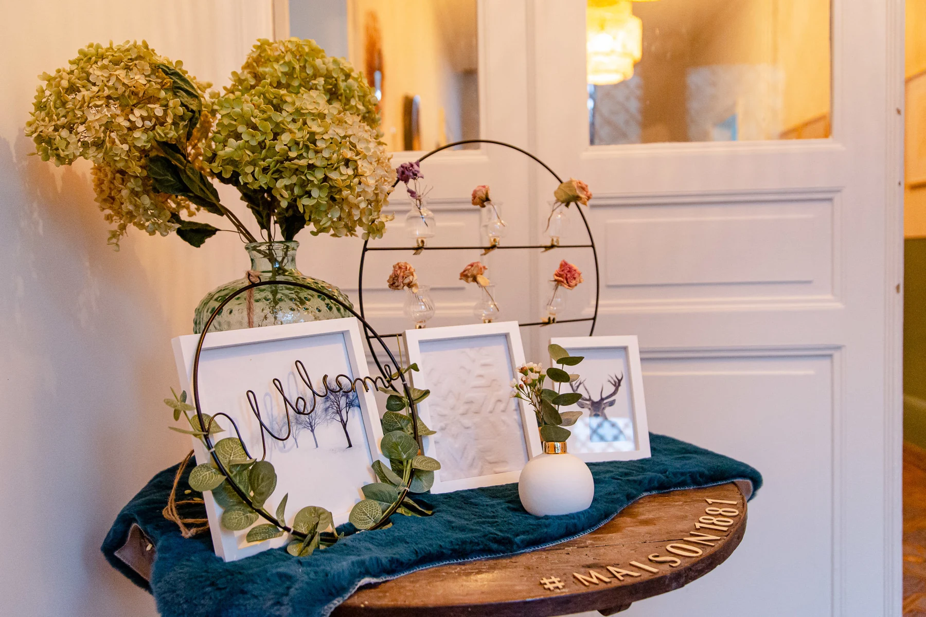 Coin d'accueil : hortensias, cadres, mot « Welcome » en fil de fer et lettres #Maison1881